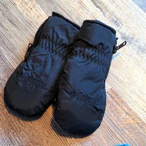 Toddler size snow gloves.